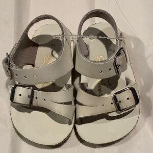 NWOT Chic Cream Kids Sandals with Buckle Straps